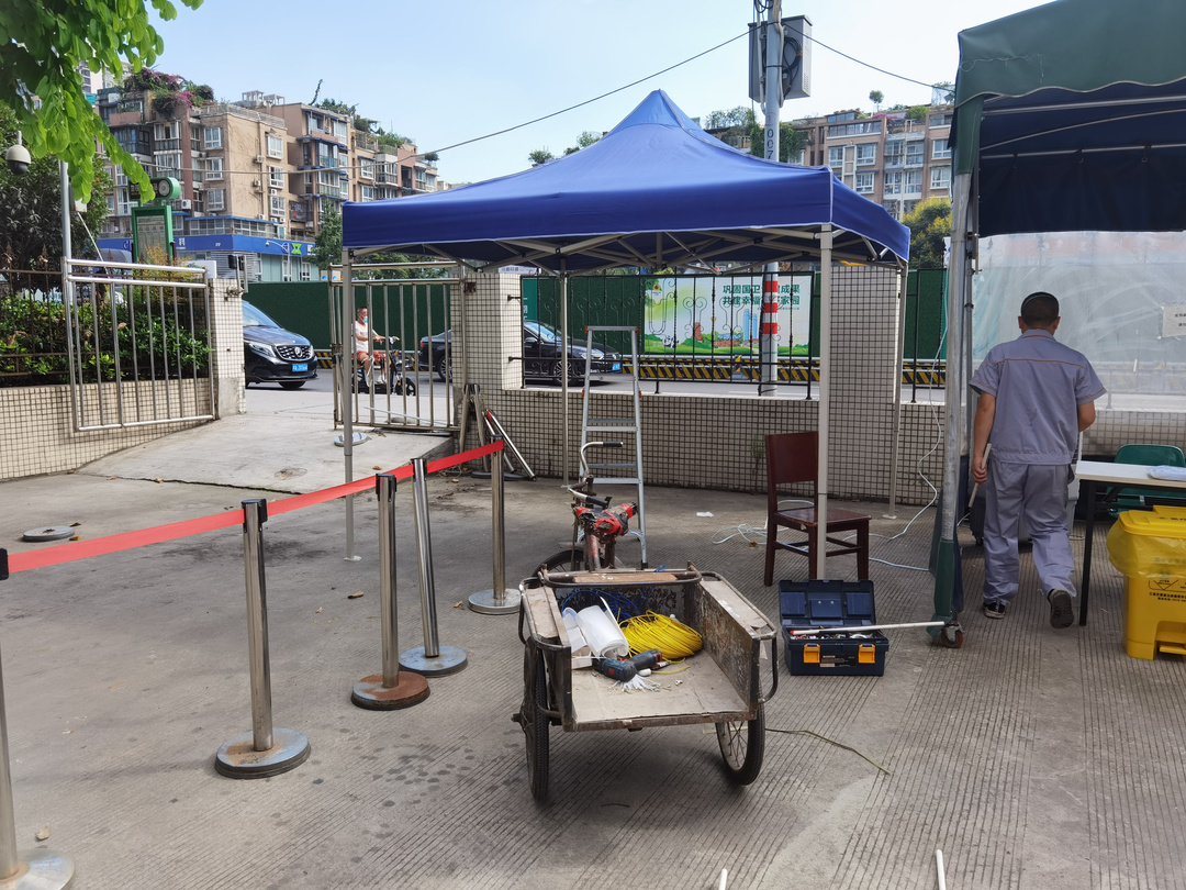 后勤保障部工作人员搭建帐篷.jpg